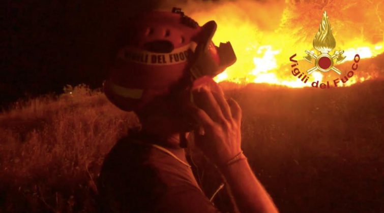 Inferno di fuoco a Porto Badisco: panico tra la gente, turisti in fuga. Evacuate abitazioni - Corriere Salentino