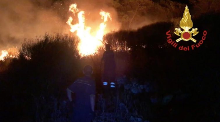 Inferno di fuoco a Porto Badisco: panico tra la gente, turisti in fuga. Evacuate abitazioni - Corriere Salentino