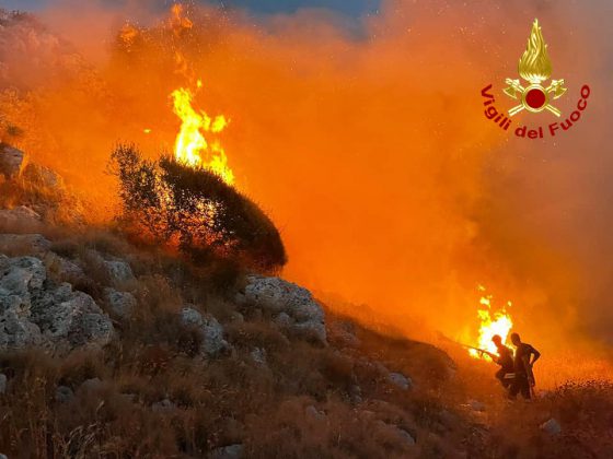 Inferno di fuoco a Porto Badisco: panico tra la gente, turisti in fuga. Evacuate abitazioni - Corriere Salentino