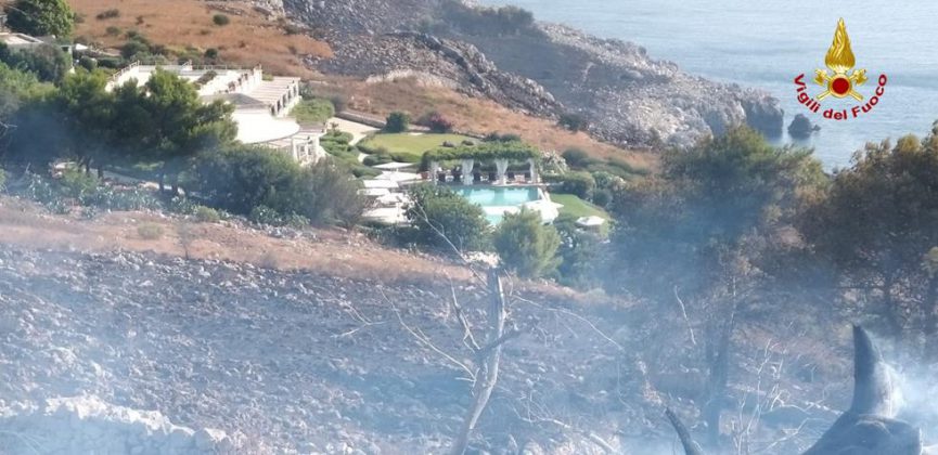 Inferno di fuoco a Porto Badisco: panico tra la gente, turisti in fuga. Evacuate abitazioni - Corriere Salentino