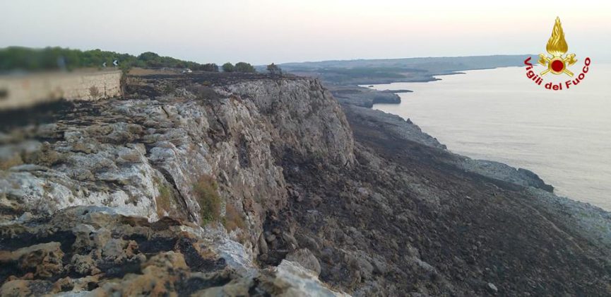 Inferno di fuoco a Porto Badisco: panico tra la gente, turisti in fuga. Evacuate abitazioni - Corriere Salentino