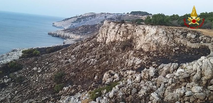 Inferno di fuoco a Porto Badisco: panico tra la gente, turisti in fuga. Evacuate abitazioni - Corriere Salentino