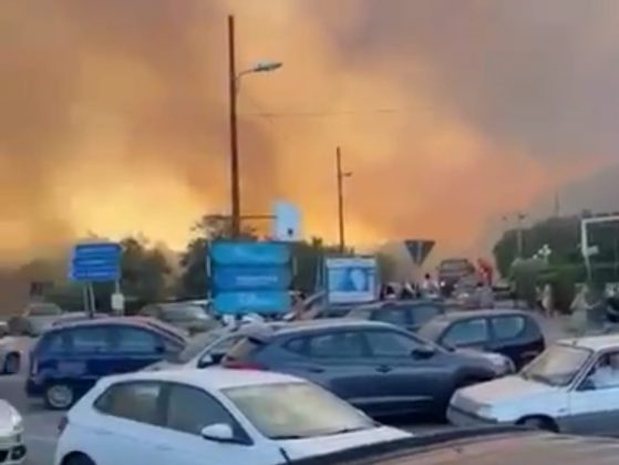 Inferno di fuoco a Porto Badisco: panico tra la gente, turisti in fuga. Evacuate abitazioni - Corriere Salentino