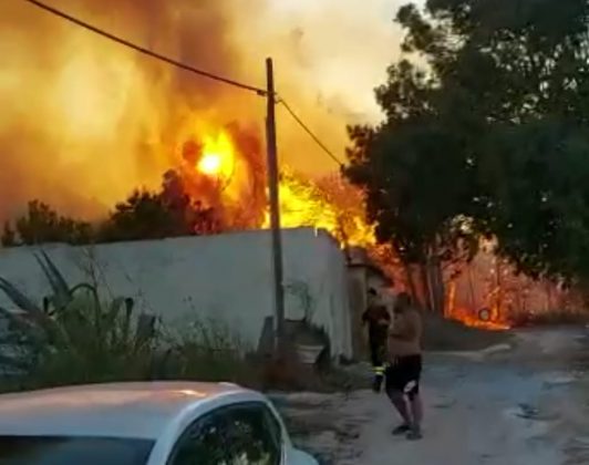 Inferno di fuoco a Porto Badisco: panico tra la gente, turisti in fuga. Evacuate abitazioni - Corriere Salentino