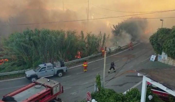 Inferno di fuoco a Porto Badisco: panico tra la gente, turisti in fuga. Evacuate abitazioni - Corriere Salentino