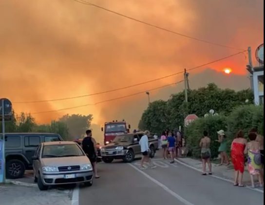 Inferno di fuoco a Porto Badisco: panico tra la gente, turisti in fuga. Evacuate abitazioni - Corriere Salentino