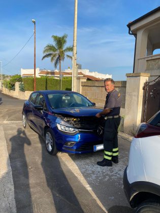 Si nasconde nel vano motore di un'auto, Iron salvato dopo 3 ore e adottato dai vigili del fuoco - Corriere Salentino