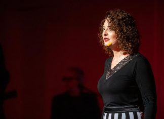 “Racale Città della follia”: comicità e amara ironia in scena con “Al centro…la Donna”