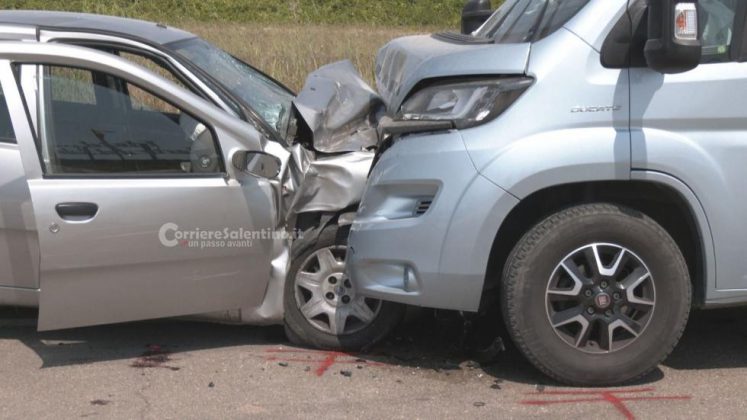 Schianto tra un'auto e un camper, perde la vita un 20enne - Corriere Salentino