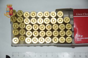 Insegue il ladro con pistola in pugno, semina il panico per strada e nel centro commerciale: nei guai - Corriere Salentino