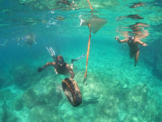 Pneumatici, bottiglie, corde e persino cerchi d'auto: i fondali della Marina di Andrano tornano puliti - Corriere Salentino