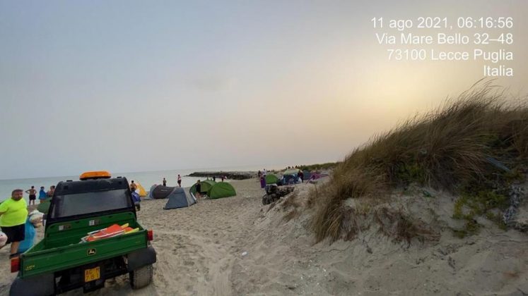 San Lorenzo, spiagge leccesi prese d’assalto. Valli: “Spettacolo indecoroso. Necessario un intervento straordinario di pulizia” - Corriere Salentino