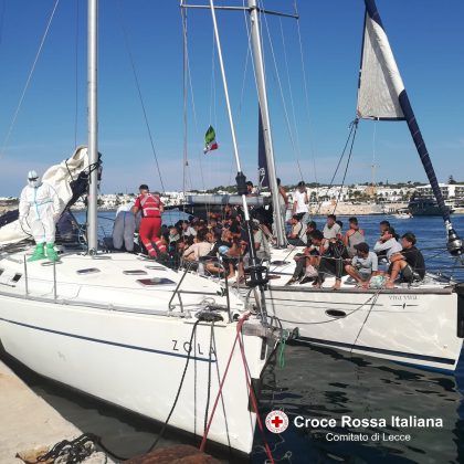 Due velieri intercettati a largo della costa salentina: sbarco di oltre 100 migranti a Leuca - Corriere Salentino