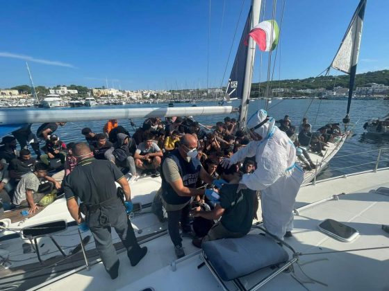 Due velieri intercettati a largo della costa salentina: sbarco di oltre 100 migranti a Leuca - Corriere Salentino