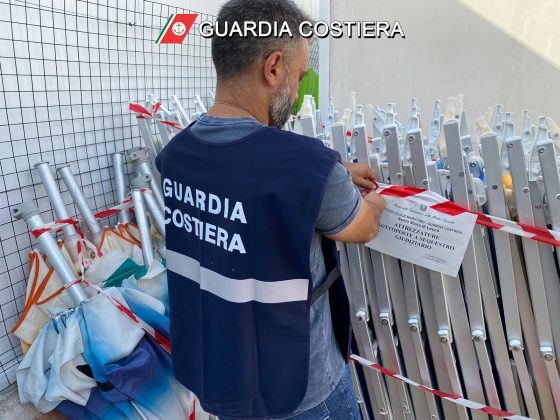 Blitz sulle spiagge occupate abusivamente con lettini e ombrelloni, scattano sequestri e denunce - Corriere Salentino