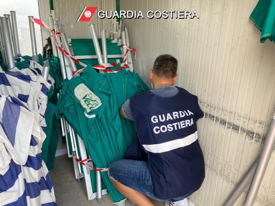Blitz sulle spiagge occupate abusivamente con lettini e ombrelloni, scattano sequestri e denunce - Corriere Salentino