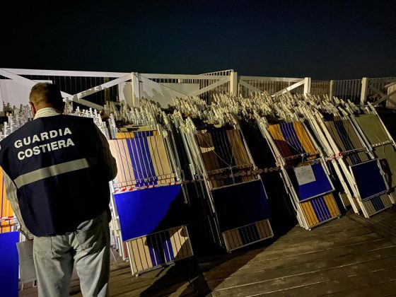 Spiaggia pubblica occupata abusivamente con ombrelloni e lettini a pagamento: liberati 4.500 mq agli Alimini - Corriere Salentino