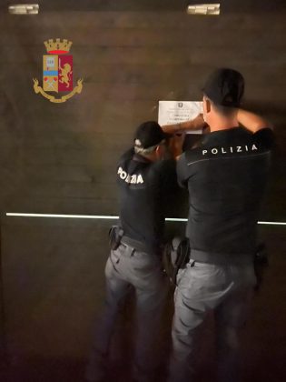 Centinaia di giovani ballano assembrati nel lido trasformato in discoteca: multe e chiusura serale per 5 giorni - Corriere Salentino