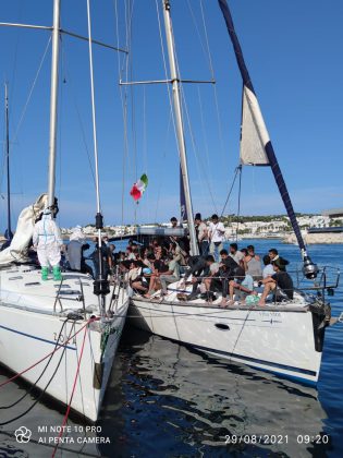 Due velieri intercettati a largo della costa salentina: sbarco di oltre 100 migranti a Leuca - Corriere Salentino