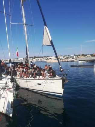 Due velieri intercettati a largo della costa salentina: sbarco di oltre 100 migranti a Leuca - Corriere Salentino