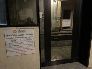 Guardia Medica di Lizzanello chiusa: un cartello avvisa di rivolgersi al Pronto soccorso. Continuità assistenziale spezzata e file immense agli sportelli Asl: proteste - Corriere Salentino
