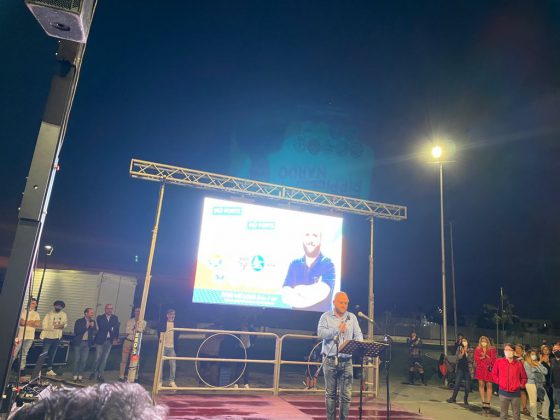 Nardó, Mellone in piazza carica i suoi: “Essere senza tessere e appartenenze dà fastidio, ma è la nostra forza. I nostri avversari incapaci perfino di amministrare un condominio” - Corriere Salentino