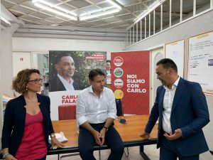 Giuseppe Conte nel Salento, l’abbraccio di M5S al Pd e agli uomini di Emiliano. L’apertura a Barbara Lezzi: “Con me un nuovo corso: chi sottoscriverà la carta dei principi sarà il benvenuto” - Corriere Salentino