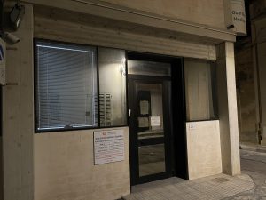 Guardia Medica di Lizzanello chiusa: un cartello avvisa di rivolgersi al Pronto soccorso. Continuità assistenziale spezzata e file immense agli sportelli Asl: proteste - Corriere Salentino