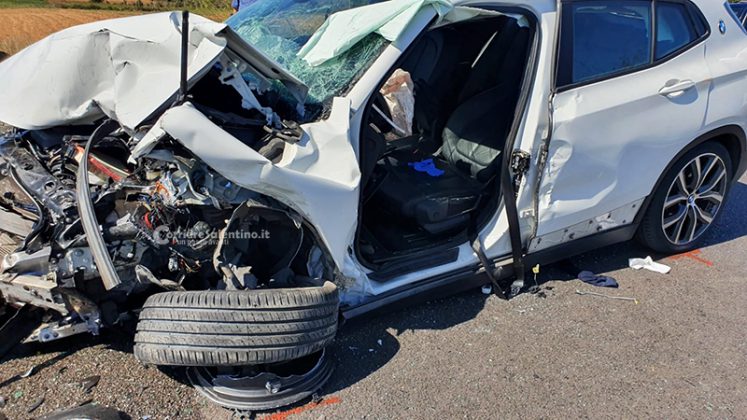 Tremendo frontale tra due auto: sette feriti, tra cui tre bambini. Grave uno dei due conducenti - Corriere Salentino