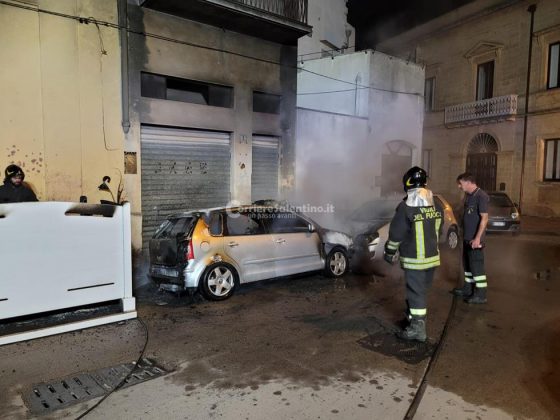 Notte di fuoco nel basso Salento: incendio danneggia due auto, bar e abitazione. Si indaga sulle cause - Corriere Salentino
