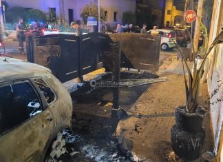 Notte di fuoco nel basso Salento: incendio danneggia due auto, bar e abitazione. Si indaga sulle cause