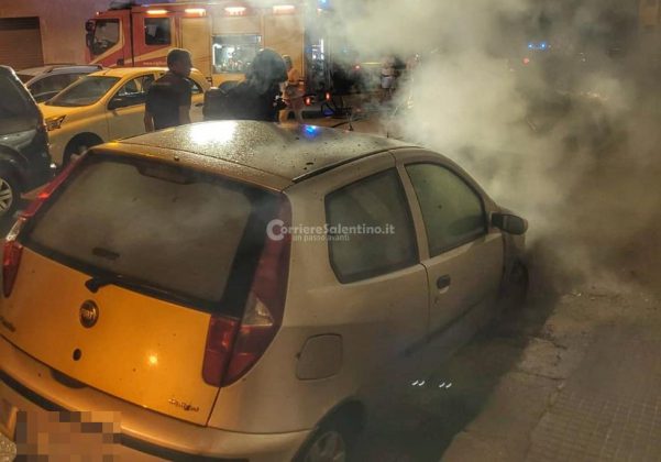 Notte di fuoco nel basso Salento: incendio danneggia due auto, bar e abitazione. Si indaga sulle cause - Corriere Salentino