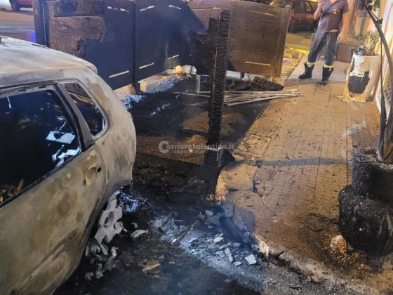 Notte di fuoco nel basso Salento: incendio danneggia due auto, bar e abitazione. Si indaga sulle cause - Corriere Salentino