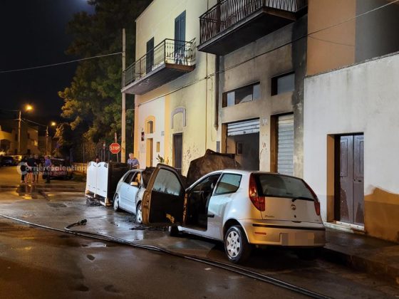 Notte di fuoco nel basso Salento: incendio danneggia due auto, bar e abitazione. Si indaga sulle cause - Corriere Salentino