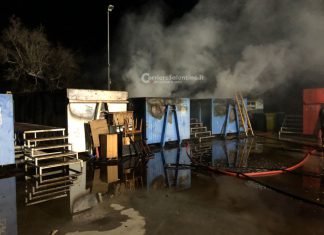 Un cortocircuito scatena le fiamme nell’Ecocentro di Andrano, finestre chiuse per tutta la notte