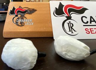 In libertà vigilata va a spasso con due involucri di cocaina: arrestato 72enne