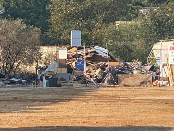 Incendio all'esterno di una ditta, i vigili del fuoco spengono le fiamme dopo quasi 5 ore - Corriere Salentino