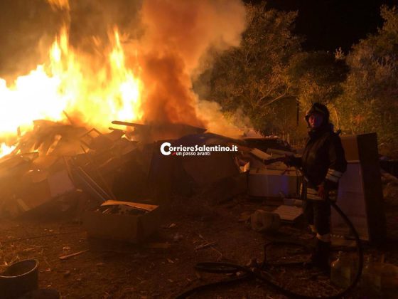 Incendio all'esterno di una ditta, i vigili del fuoco spengono le fiamme dopo quasi 5 ore - Corriere Salentino