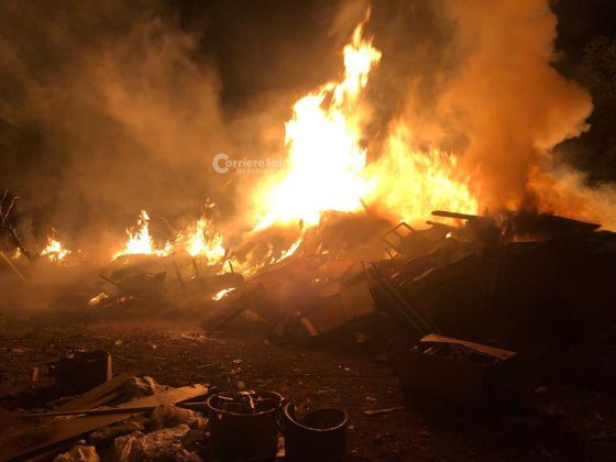 Incendio all'esterno di una ditta, i vigili del fuoco spengono le fiamme dopo quasi 5 ore - Corriere Salentino