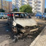 Notte "rovente" nella zona 167, incendio distrugge la Mercedes di un parente di "Gianni Coda" - Corriere Salentino