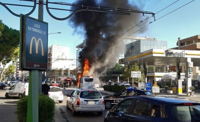 Paura sulla circonvallazione, pulmino prende fuoco in movimento: mezzo distrutto e traffico in tilt - Corriere Salentino