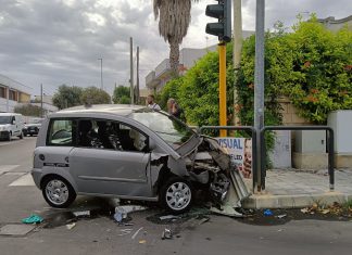 Incidente in paese, impatto all’incrocio tra auto e microcar: ferito minorenne