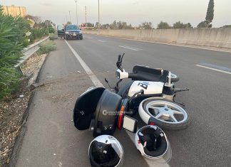 Schianto con lo scooter elettrico sulla via del ritorno dal mare, due feriti: donna incinta in “codice rosso” al Fazzi