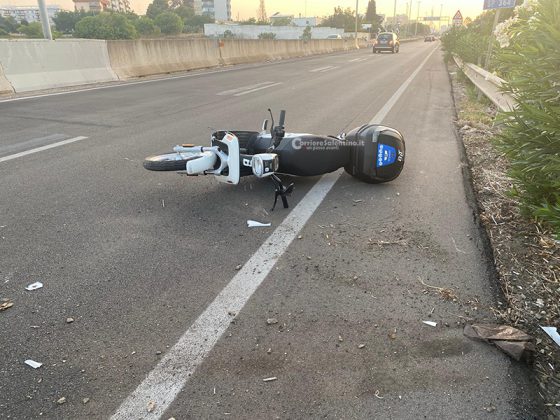 Schianto con lo scooter elettrico sulla via del ritorno dal mare, due feriti: donna incinta in “codice rosso” al Fazzi - Corriere Salentino