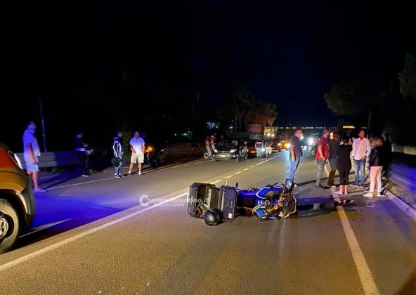 Sbalzati dalla moto dopo lo schianto contro un’auto: marito e moglie in ospedale con “codice rosso” - Corriere Salentino