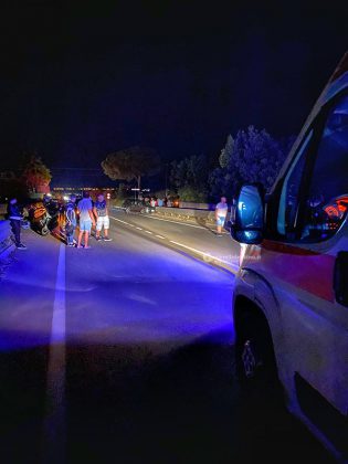 Sbalzati dalla moto dopo lo schianto contro un’auto: marito e moglie in ospedale con “codice rosso” - Corriere Salentino