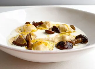 La ricetta del giorno: Medaglioni ripieni di baccalà e patate su spuma di parmigiano, funghi freschi e salsa al curry