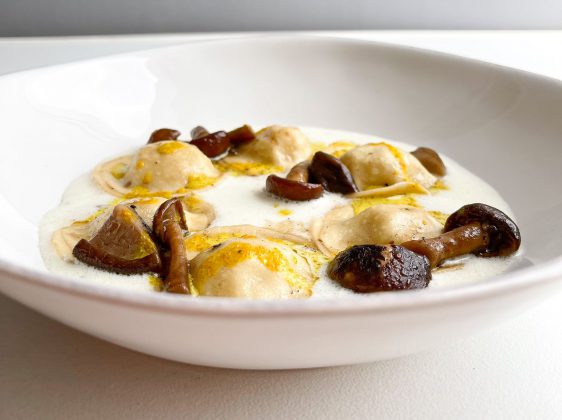 La ricetta del giorno: Medaglioni ripieni di baccalà e patate su spuma di parmigiano, funghi freschi e salsa al curry - Corriere Salentino