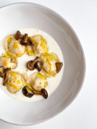 La ricetta del giorno: Medaglioni ripieni di baccalà e patate su spuma di parmigiano, funghi freschi e salsa al curry - Corriere Salentino
