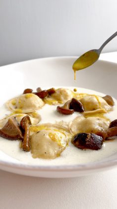 La ricetta del giorno: Medaglioni ripieni di baccalà e patate su spuma di parmigiano, funghi freschi e salsa al curry - Corriere Salentino